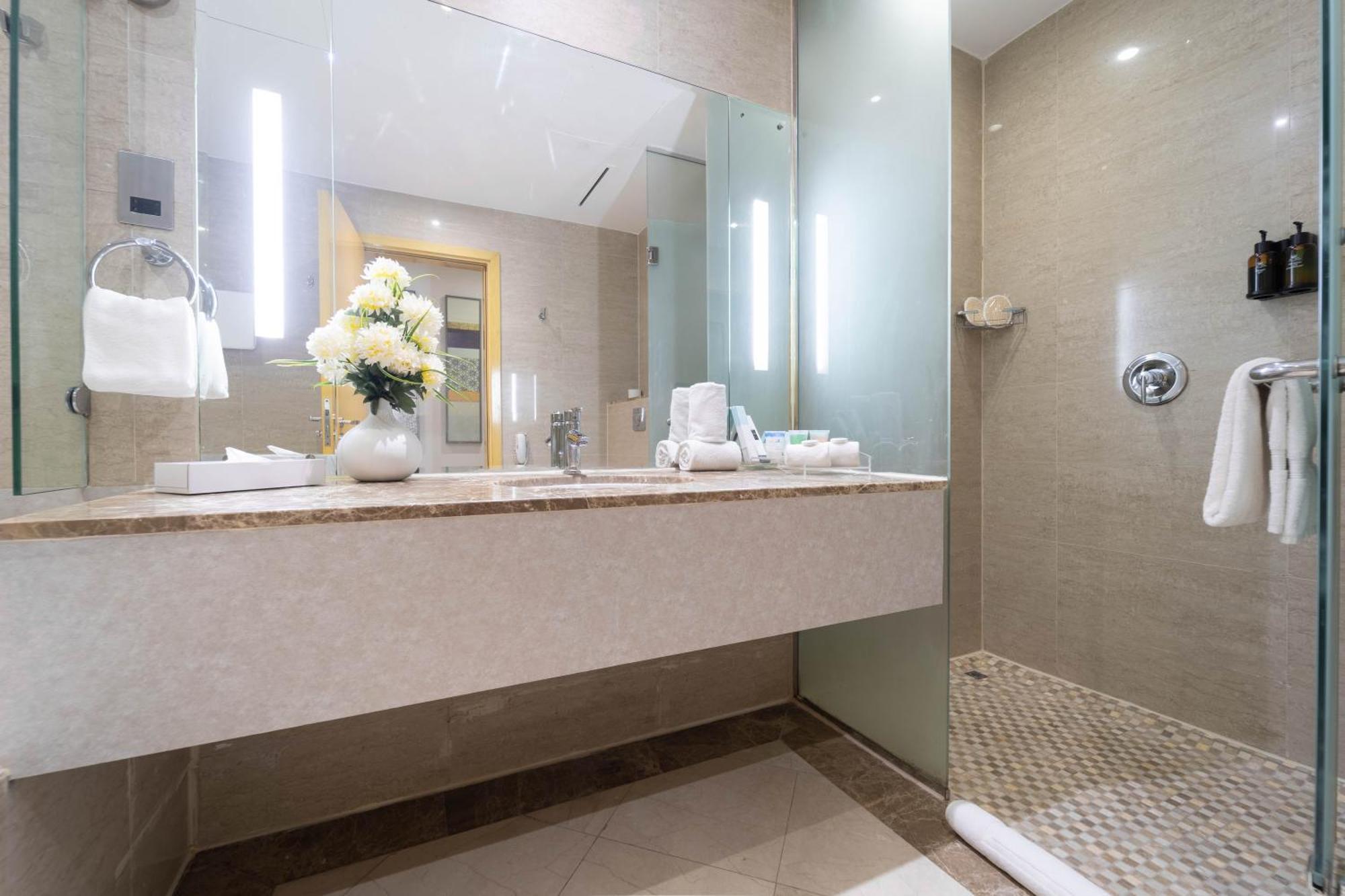 The Leela 4*